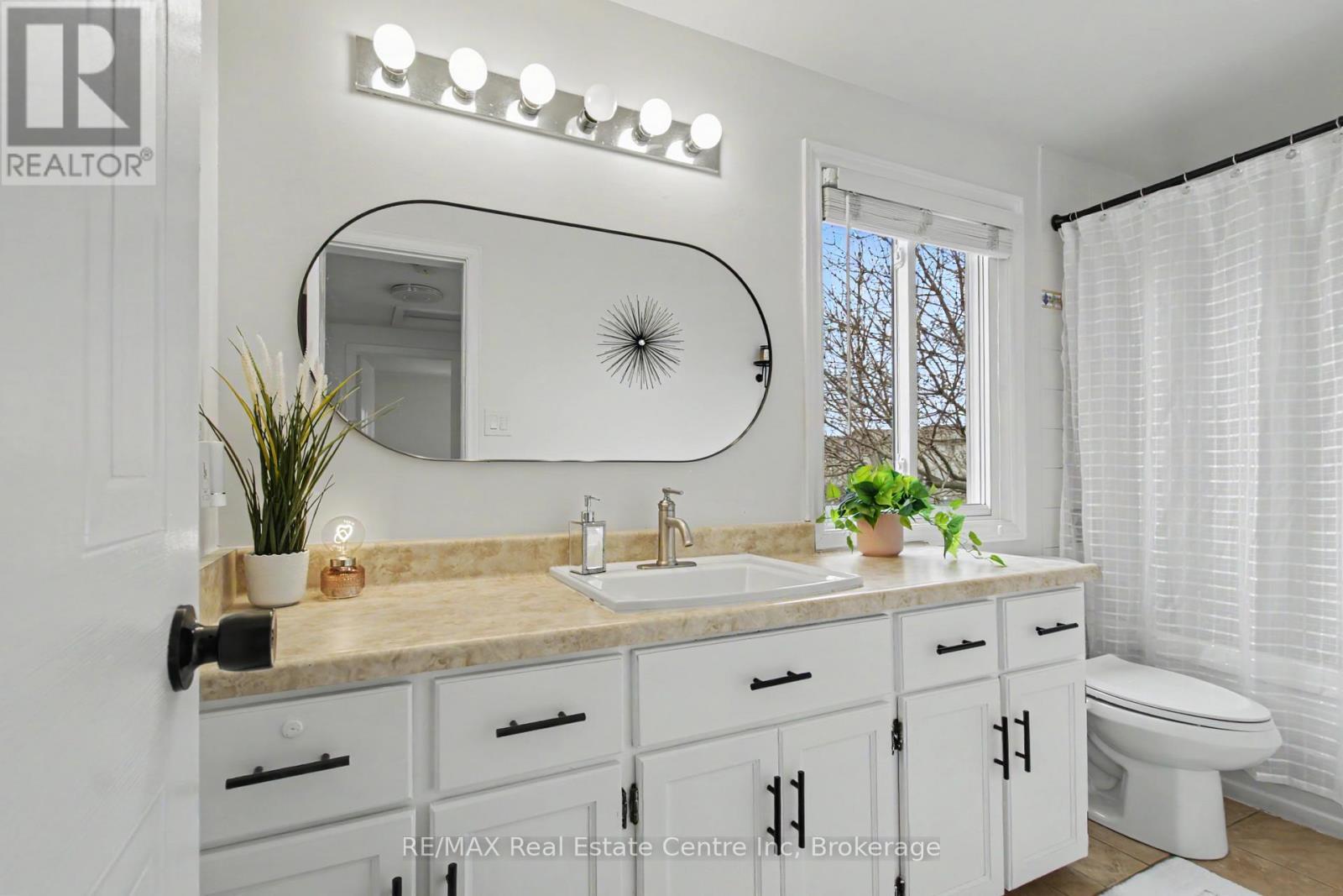 7 Wycliffe Place, Kitchener, ON - Indoor Photo Showing Bathroom
