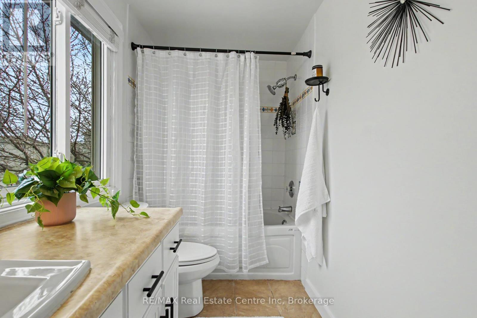 7 Wycliffe Place, Kitchener, ON - Indoor Photo Showing Bathroom