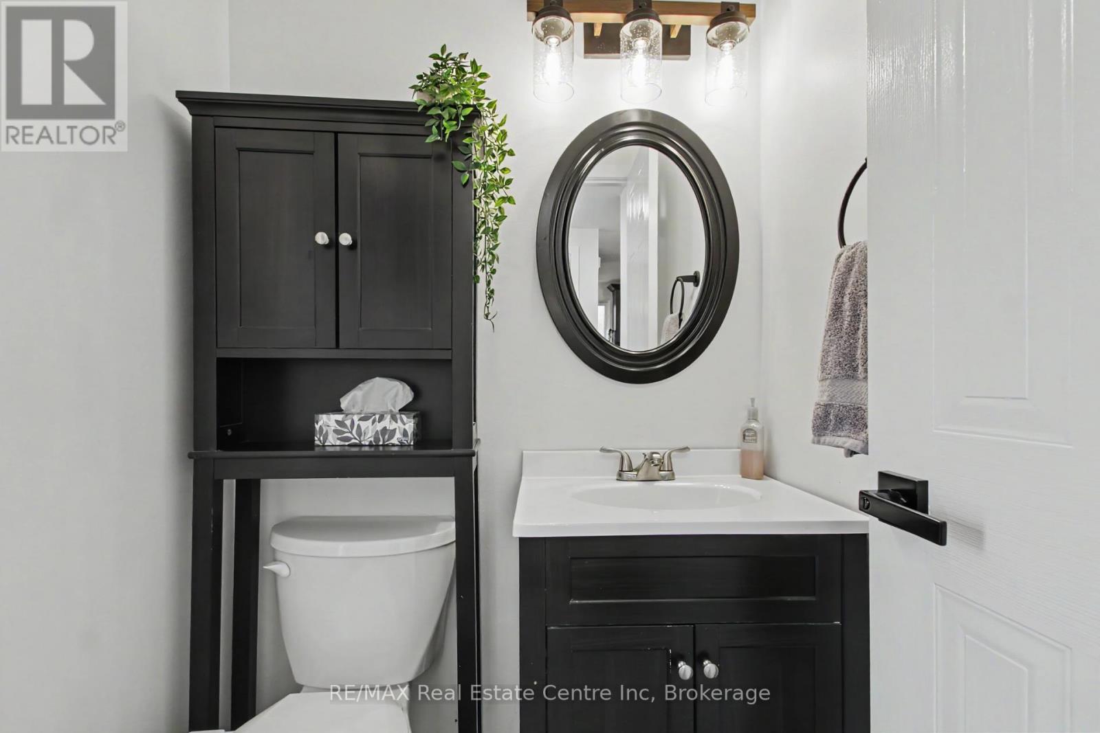7 Wycliffe Place, Kitchener, ON - Indoor Photo Showing Bathroom