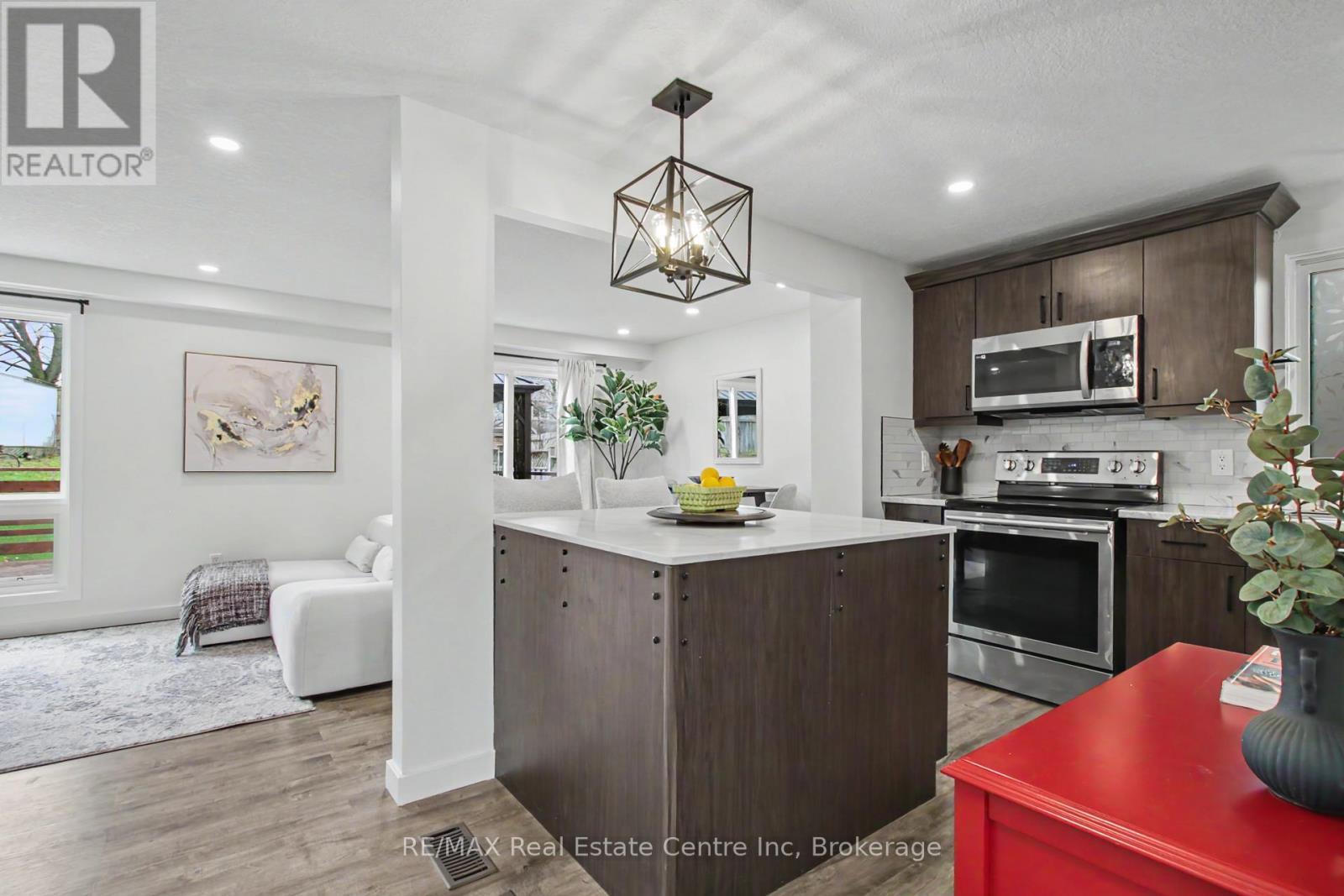 7 Wycliffe Place, Kitchener, ON - Indoor Photo Showing Kitchen