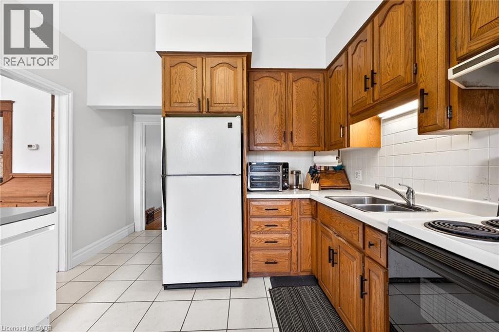 188 Park Row S, Hamilton, ON - Indoor Photo Showing Kitchen With Double Sink
