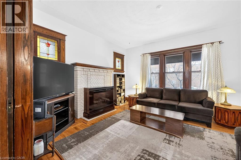 188 Park Row S, Hamilton, ON - Indoor Photo Showing Living Room With Fireplace