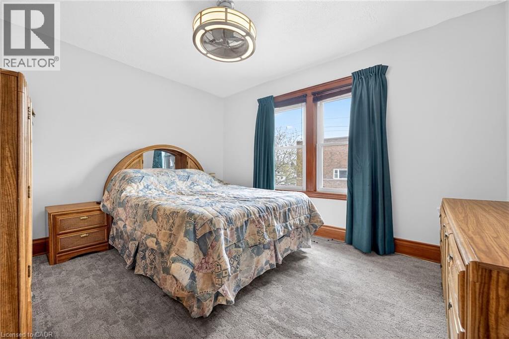188 Park Row S, Hamilton, ON - Indoor Photo Showing Bedroom