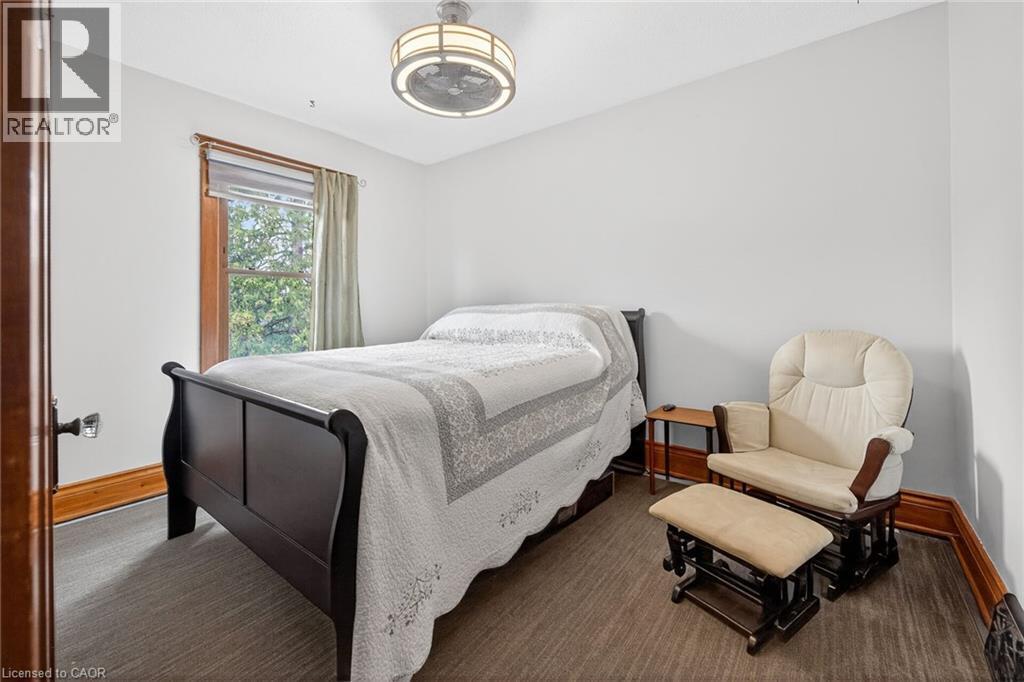 188 Park Row S, Hamilton, ON - Indoor Photo Showing Bedroom