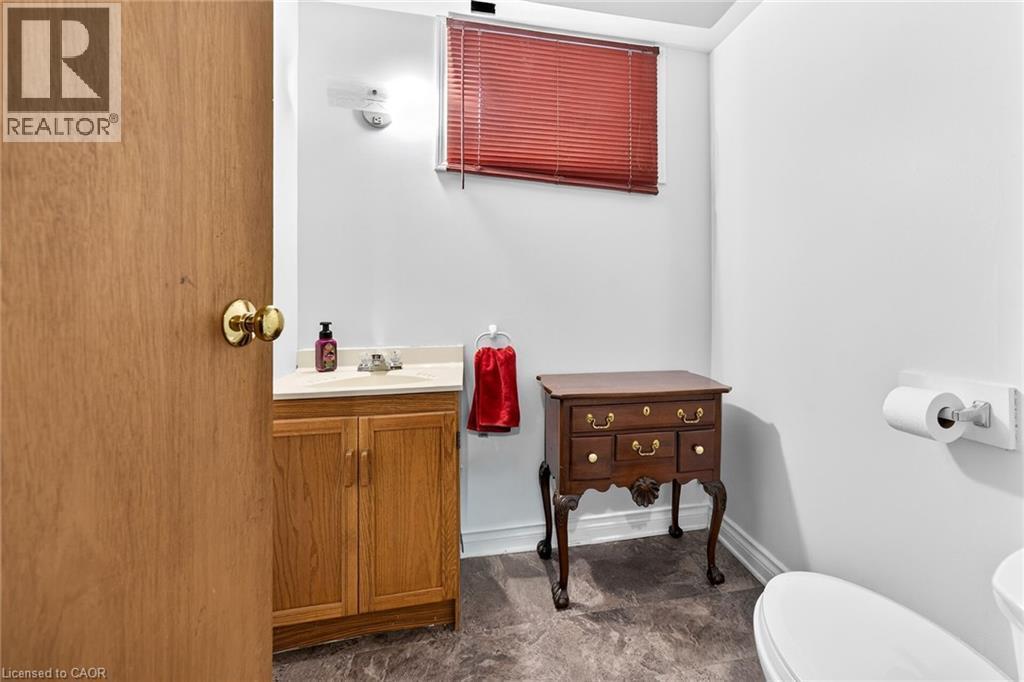 188 Park Row S, Hamilton, ON - Indoor Photo Showing Bathroom