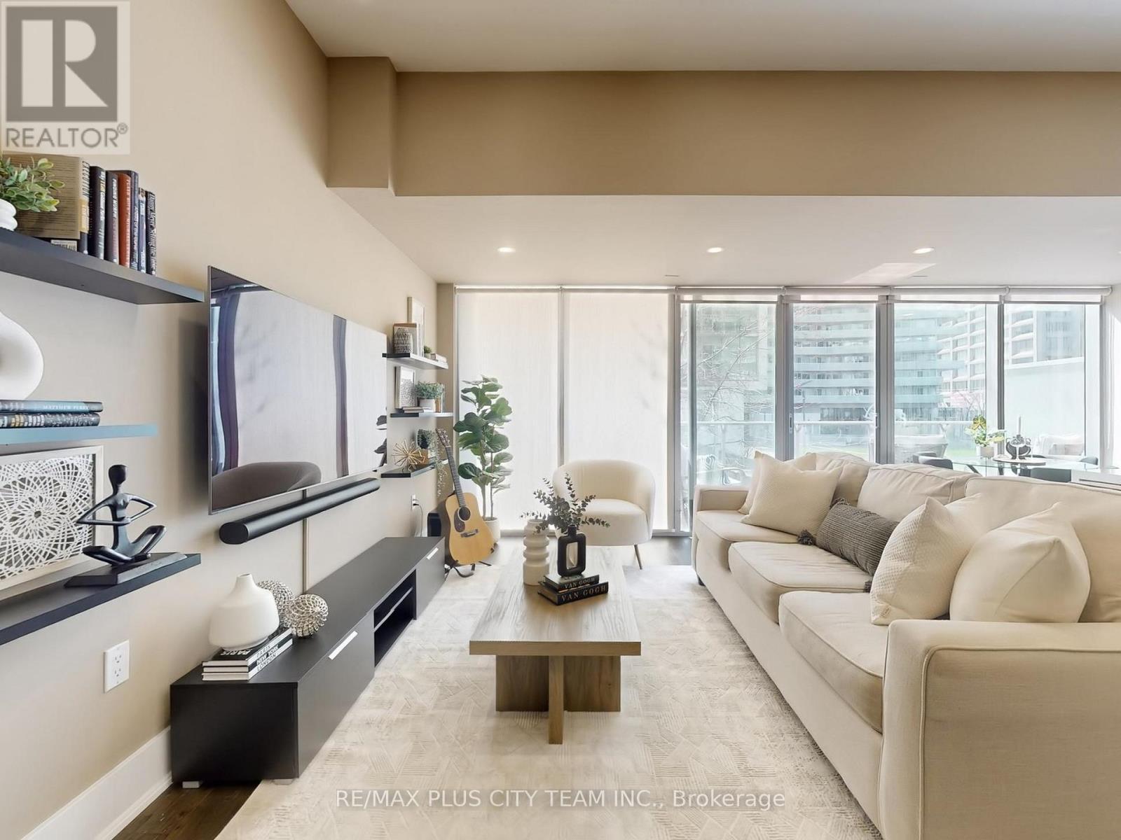 202 - 39 Queens Quay E, Toronto, ON - Indoor Photo Showing Living Room