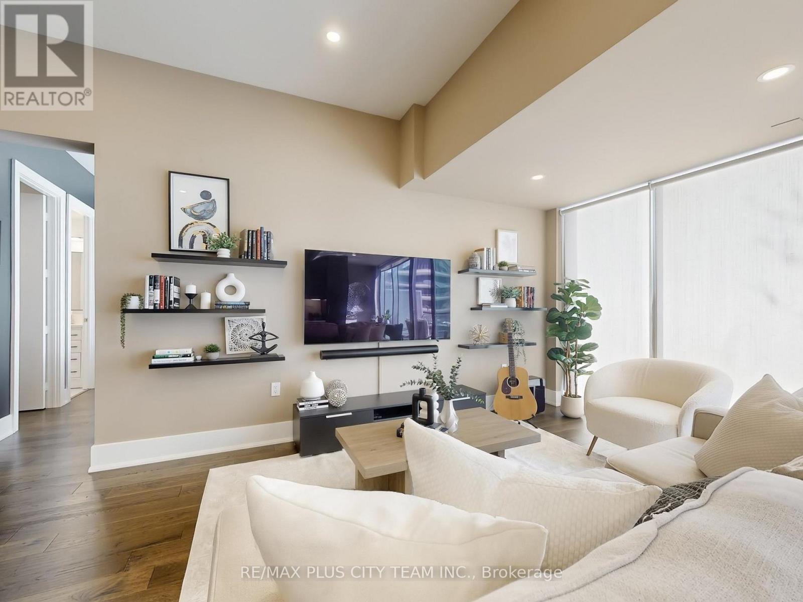 202 - 39 Queens Quay E, Toronto, ON - Indoor Photo Showing Living Room