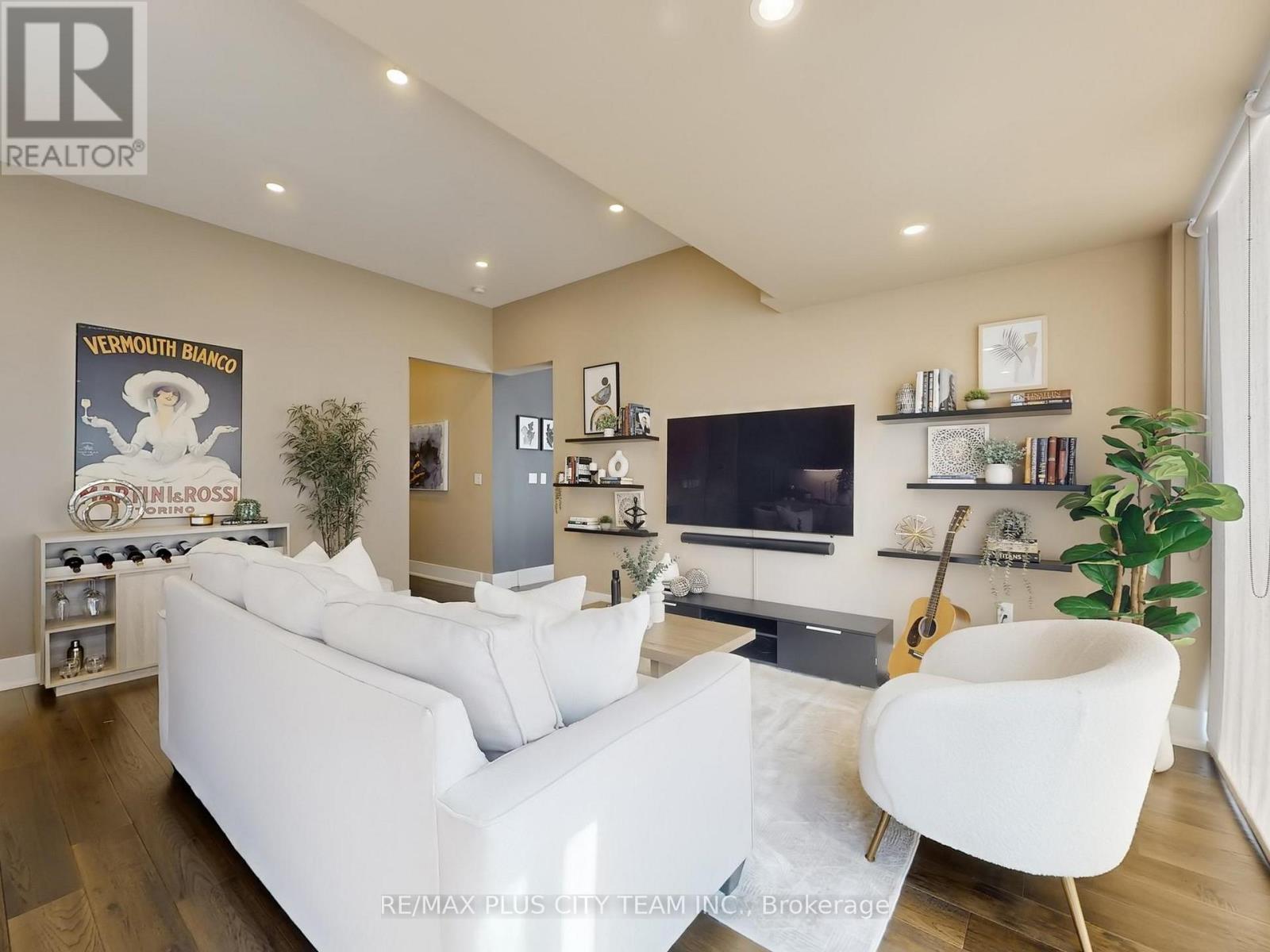 202 - 39 Queens Quay E, Toronto, ON - Indoor Photo Showing Living Room