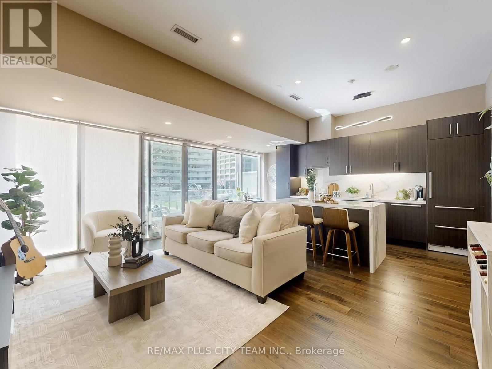 202 - 39 Queens Quay E, Toronto, ON - Indoor Photo Showing Living Room