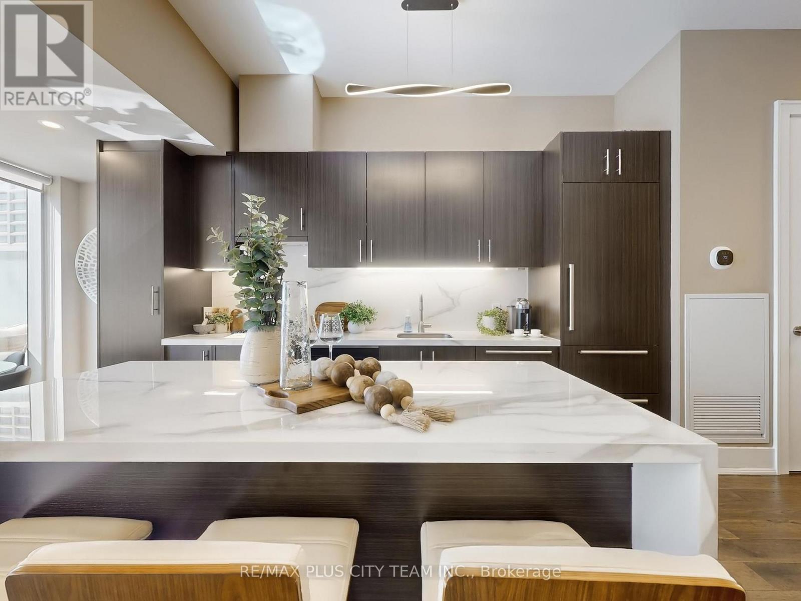 202 - 39 Queens Quay E, Toronto, ON - Indoor Photo Showing Kitchen