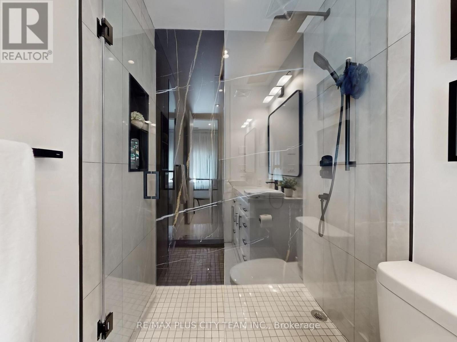 202 - 39 Queens Quay E, Toronto, ON - Indoor Photo Showing Bathroom