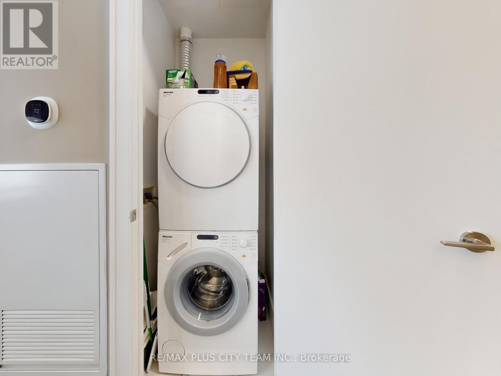 202 - 39 Queens Quay E, Toronto, ON - Indoor Photo Showing Laundry Room