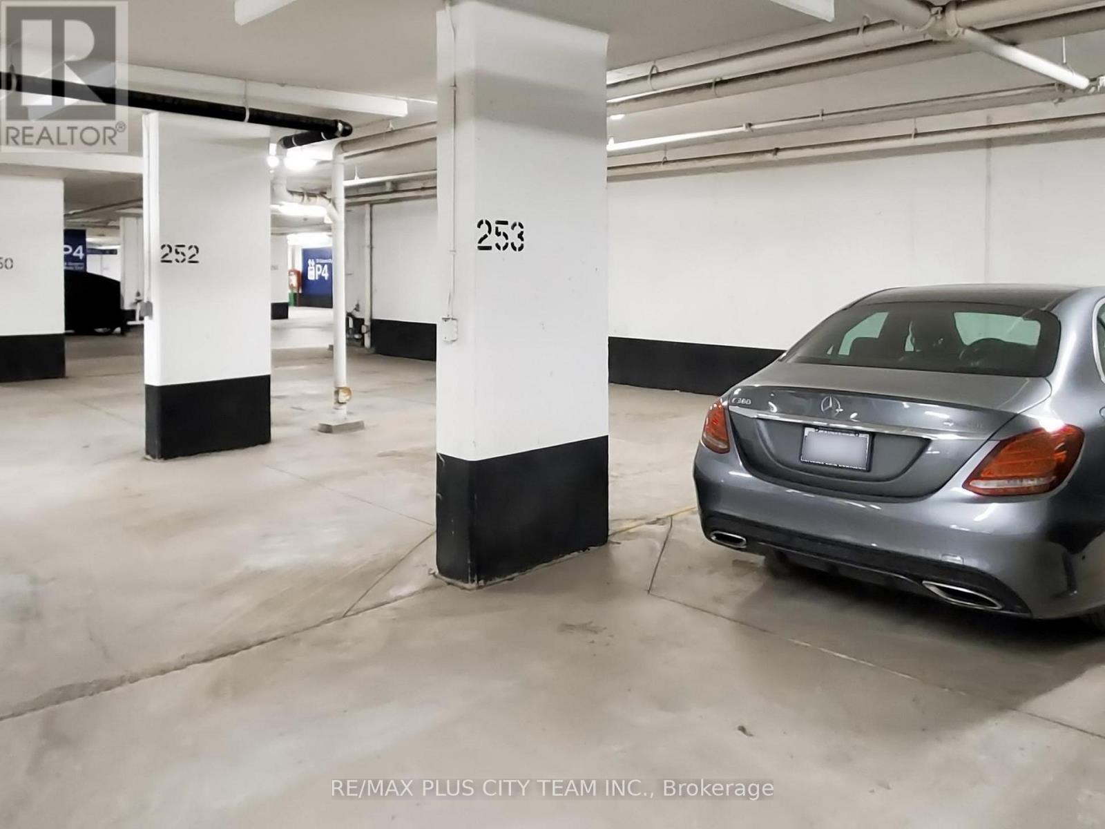 202 - 39 Queens Quay E, Toronto, ON - Indoor Photo Showing Garage