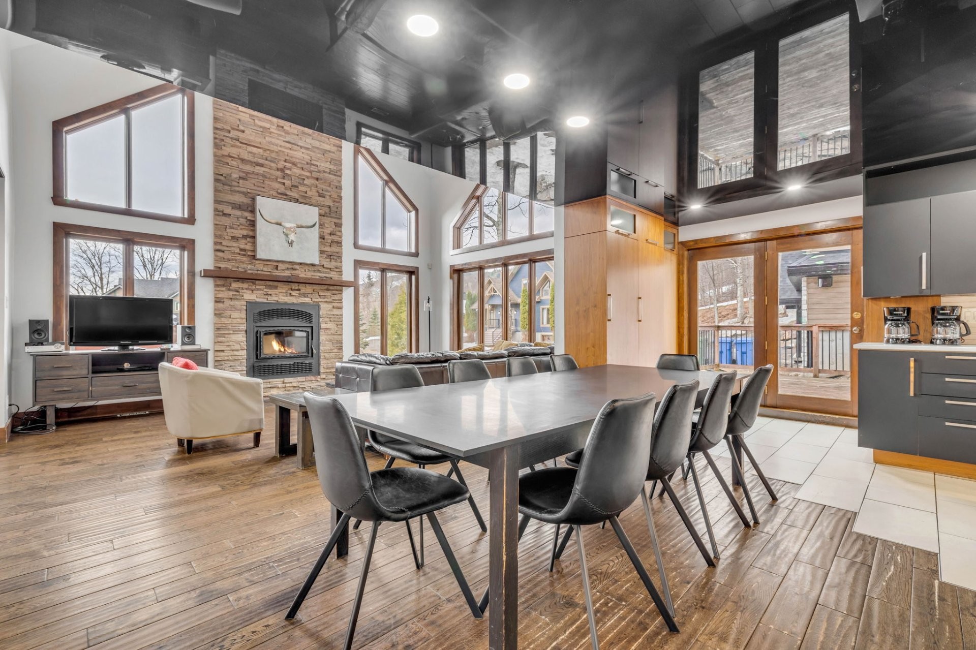 Dining Room - 11Z Ch. Des Montagnards, Stoneham-Et-Tewkesbury, QC - Indoor Photo Showing Dining Room With Fireplace