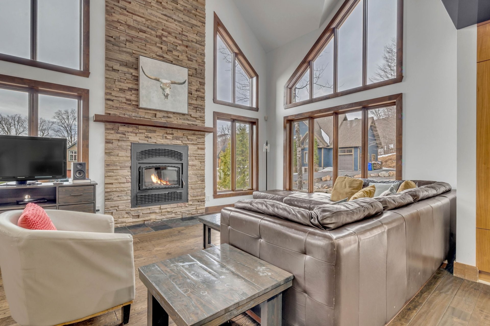 Living Room - 11Z Ch. Des Montagnards, Stoneham-Et-Tewkesbury, QC - Indoor Photo Showing Living Room With Fireplace