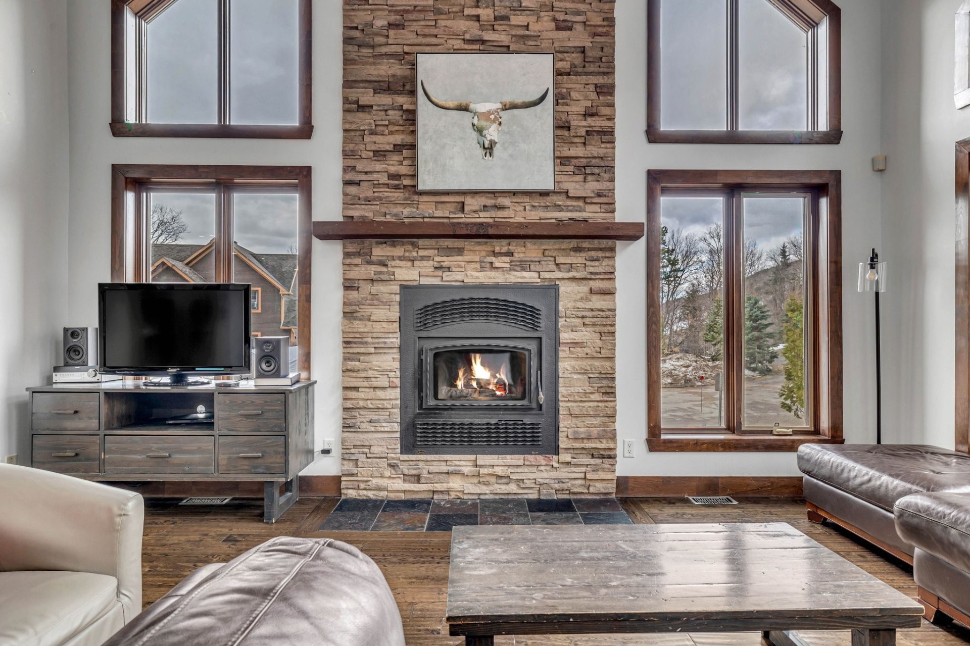 Living Room - 11Z Ch. Des Montagnards, Stoneham-Et-Tewkesbury, QC - Indoor Photo Showing Living Room With Fireplace