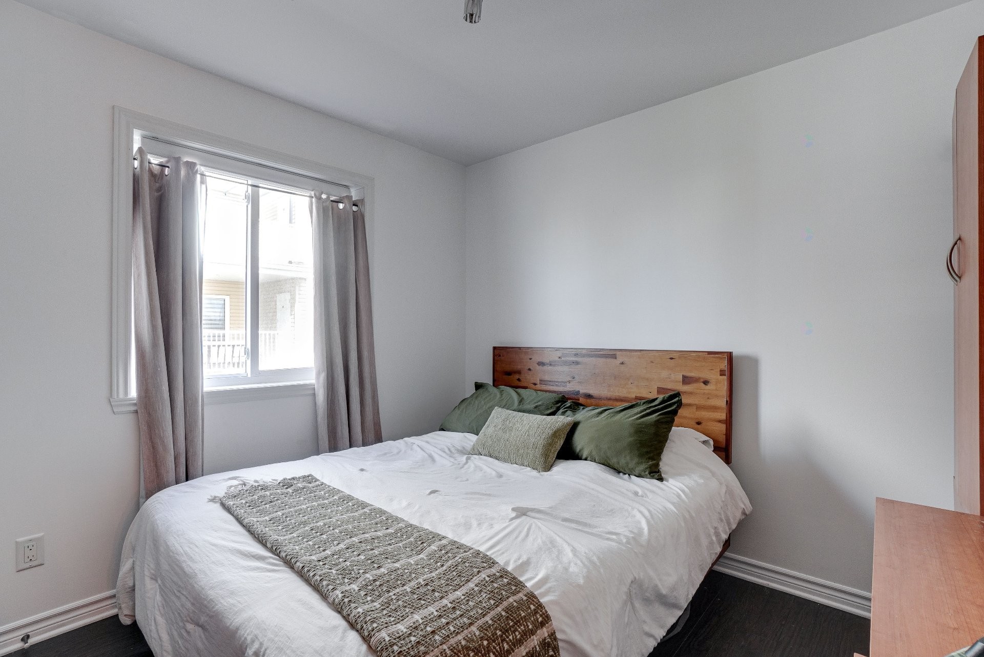 Bedroom - 71 Mtée De St-Sulpice, Saint-Sulpice, QC - Indoor Photo Showing Bedroom