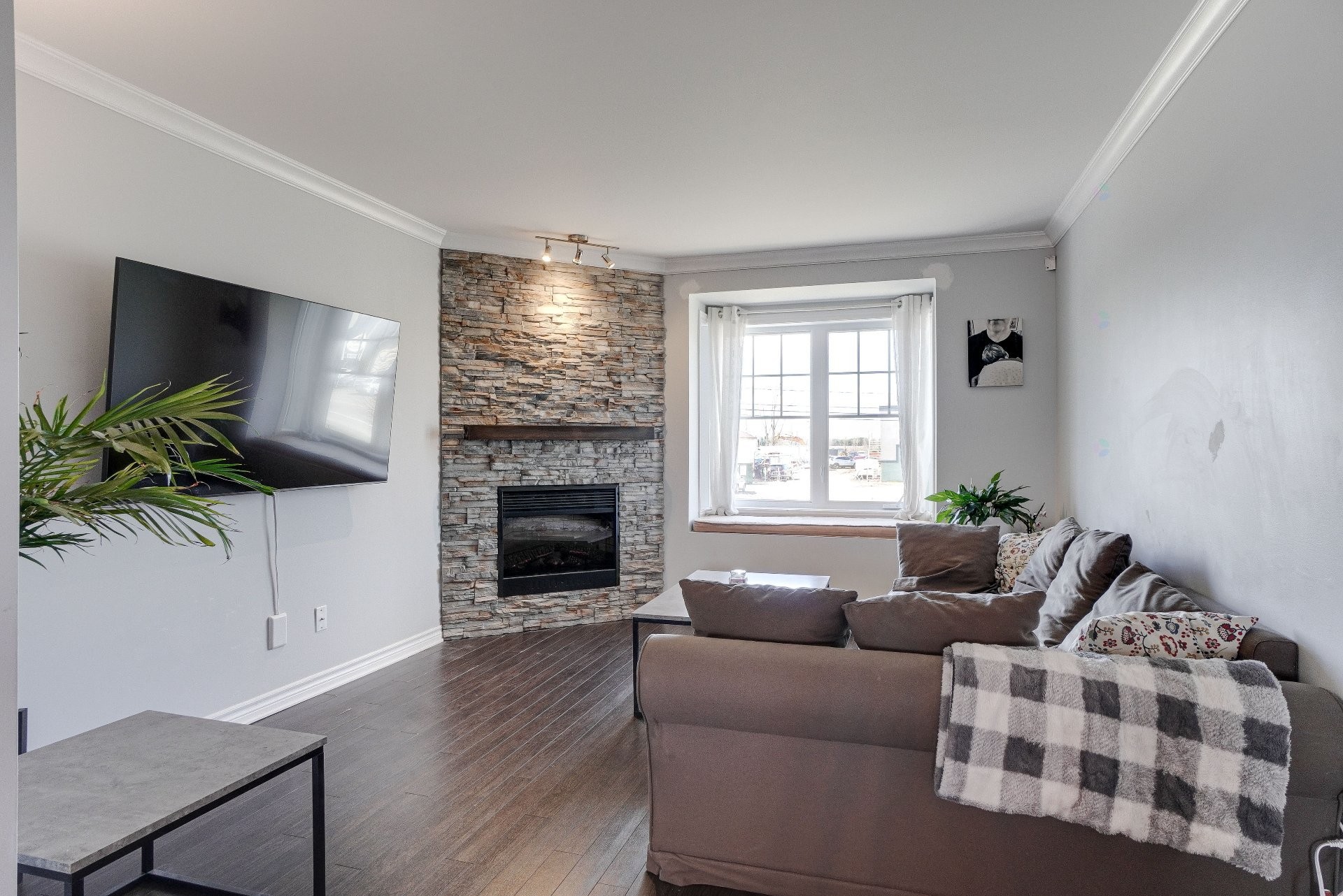 Living Room - 71 Mtée De St-Sulpice, Saint-Sulpice, QC - Indoor Photo Showing Living Room With Fireplace