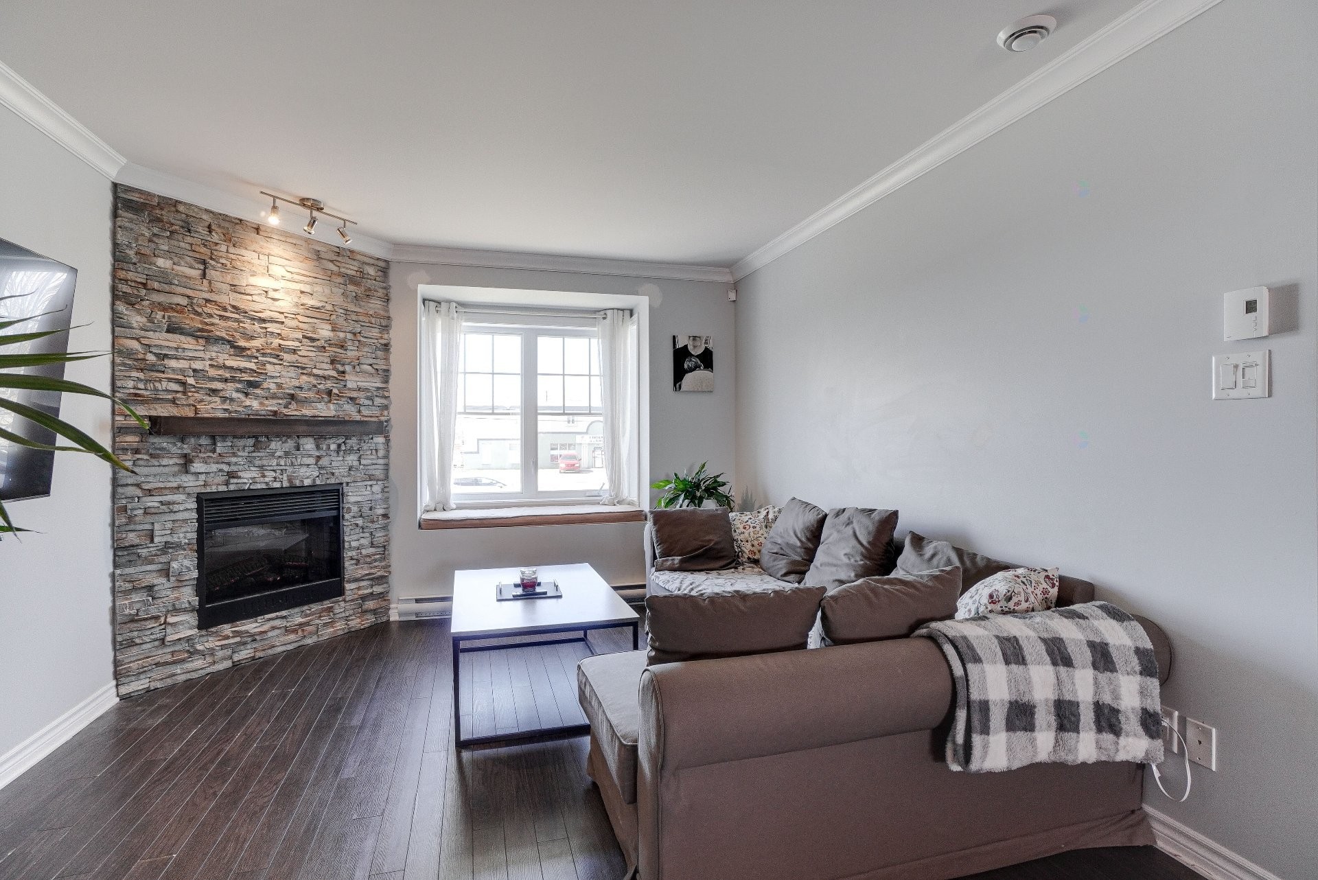 Living Room - 71 Mtée De St-Sulpice, Saint-Sulpice, QC - Indoor Photo Showing Living Room With Fireplace