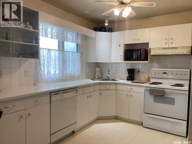 53 Gardiner Avenue, Regina, SK - Indoor Photo Showing Kitchen