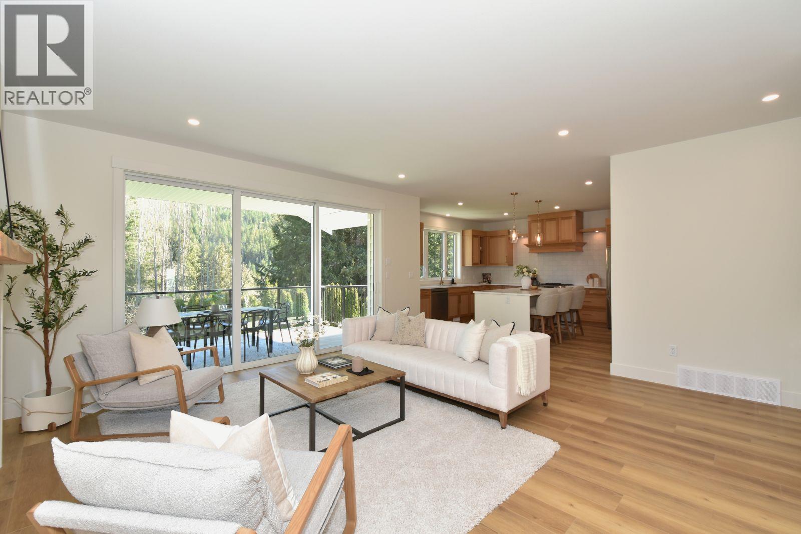 2799 Mountview Drive, Blind Bay, BC - Indoor Photo Showing Living Room