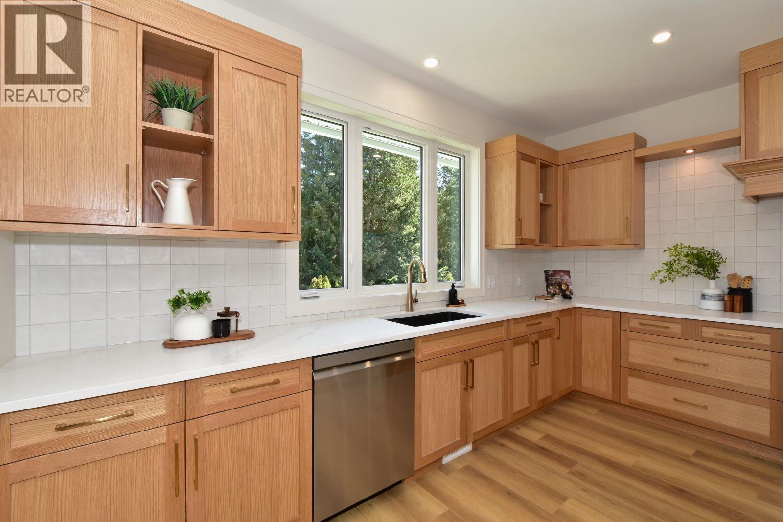 2799 Mountview Drive, Blind Bay, BC - Indoor Photo Showing Kitchen