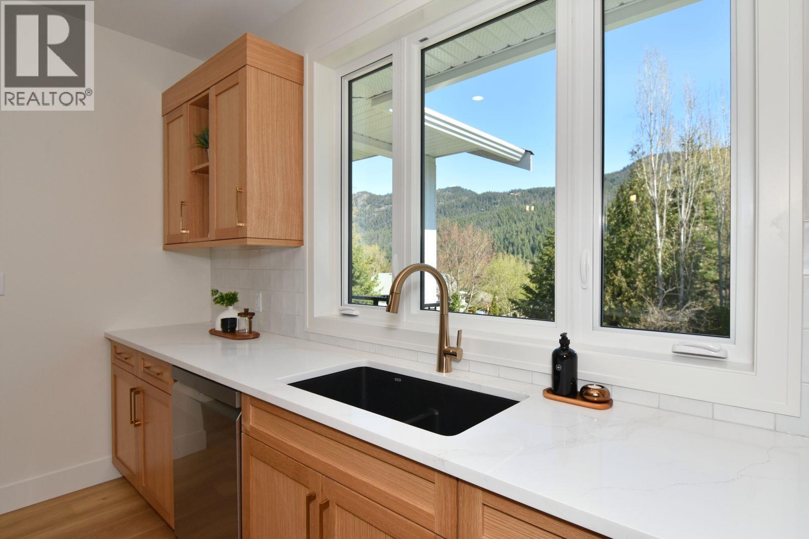 2799 Mountview Drive, Blind Bay, BC - Indoor Photo Showing Kitchen
