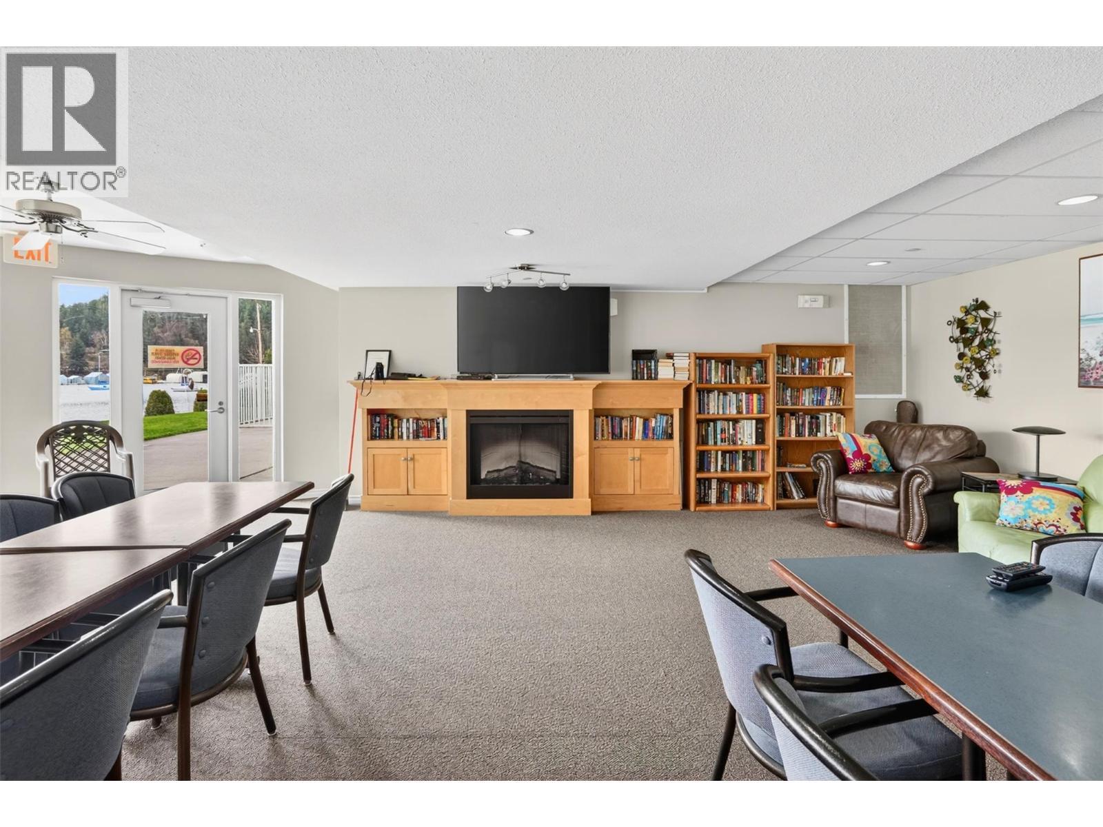 Common area room - 550 Rainbow Drive Unit# 302, Kaslo, BC - Indoor With Fireplace