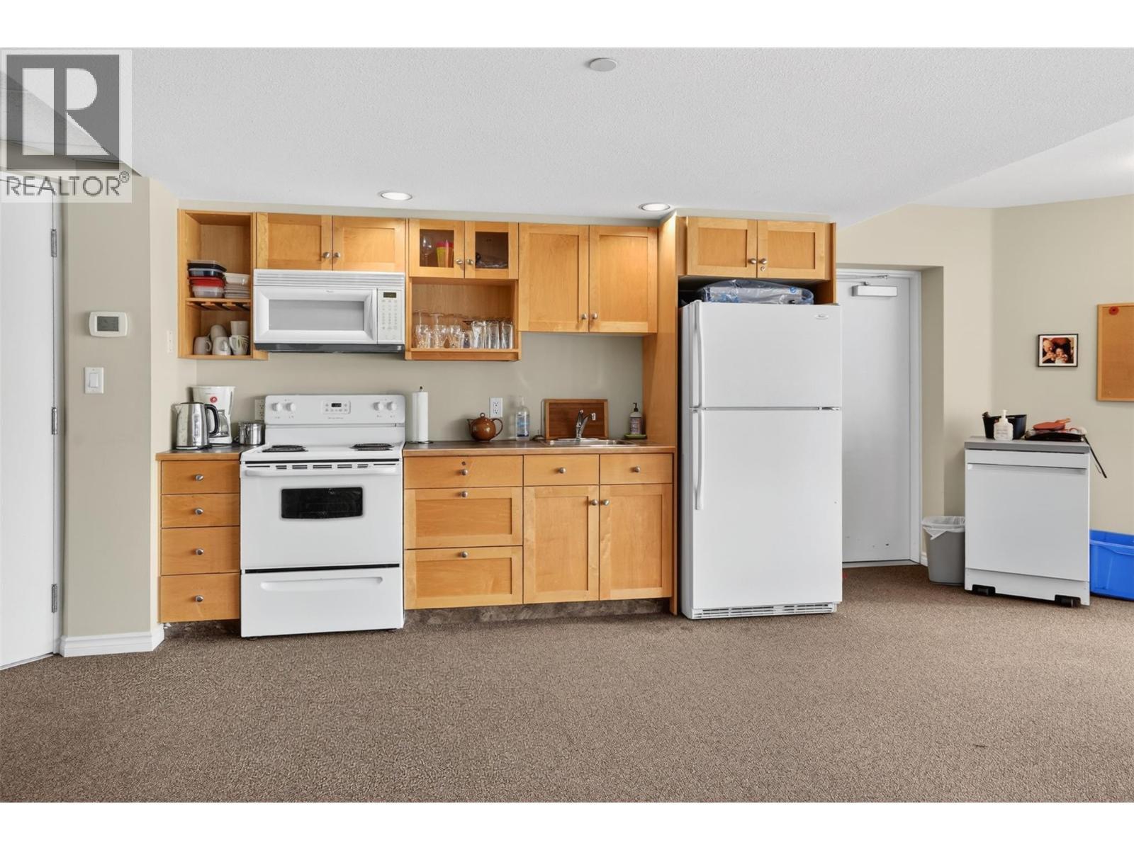 Common area kitchen - 550 Rainbow Drive Unit# 302, Kaslo, BC - Indoor Photo Showing Kitchen