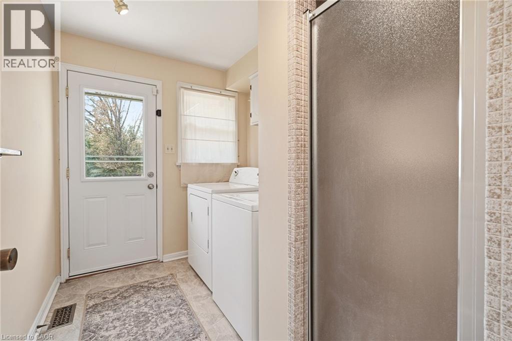 360 Pomona Avenue, Burlington, ON - Indoor Photo Showing Laundry Room