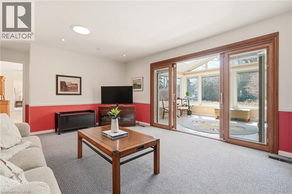 360 Pomona Avenue, Burlington, ON - Indoor Photo Showing Living Room