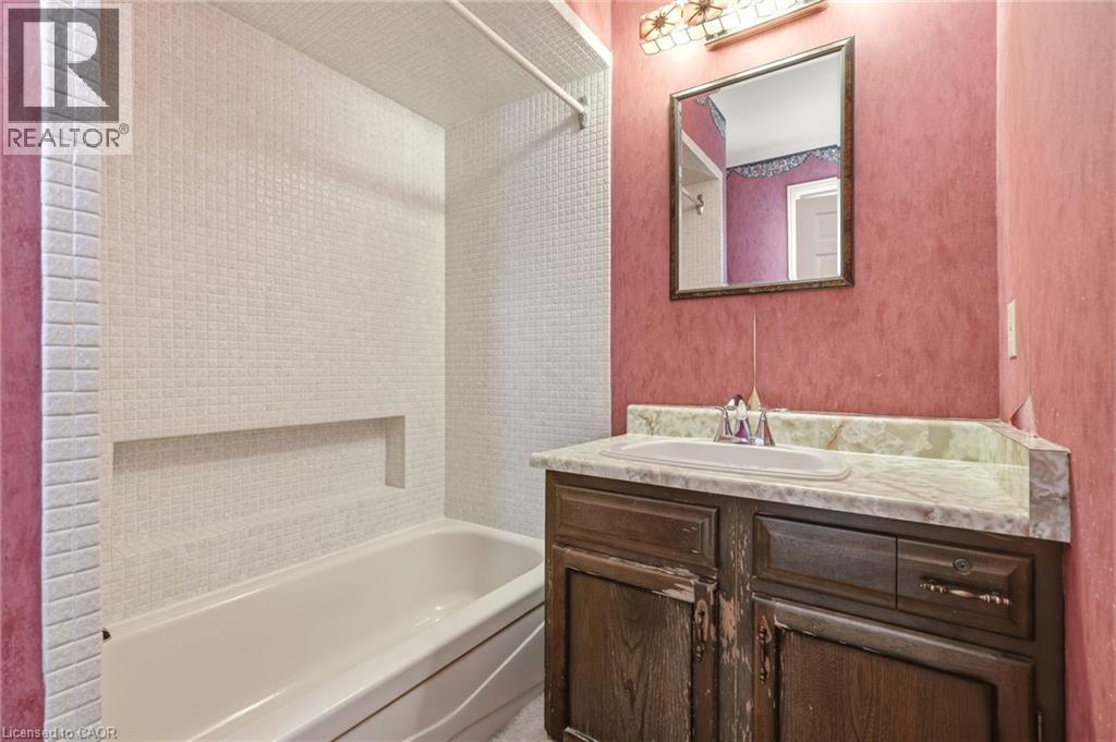 360 Pomona Avenue, Burlington, ON - Indoor Photo Showing Bathroom