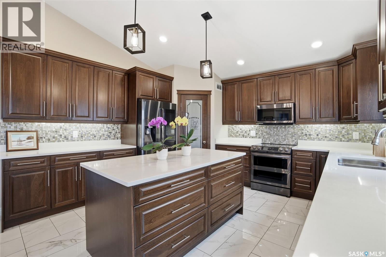 106 Johns Road, Saskatoon, SK - Indoor Photo Showing Kitchen With Double Sink With Upgraded Kitchen