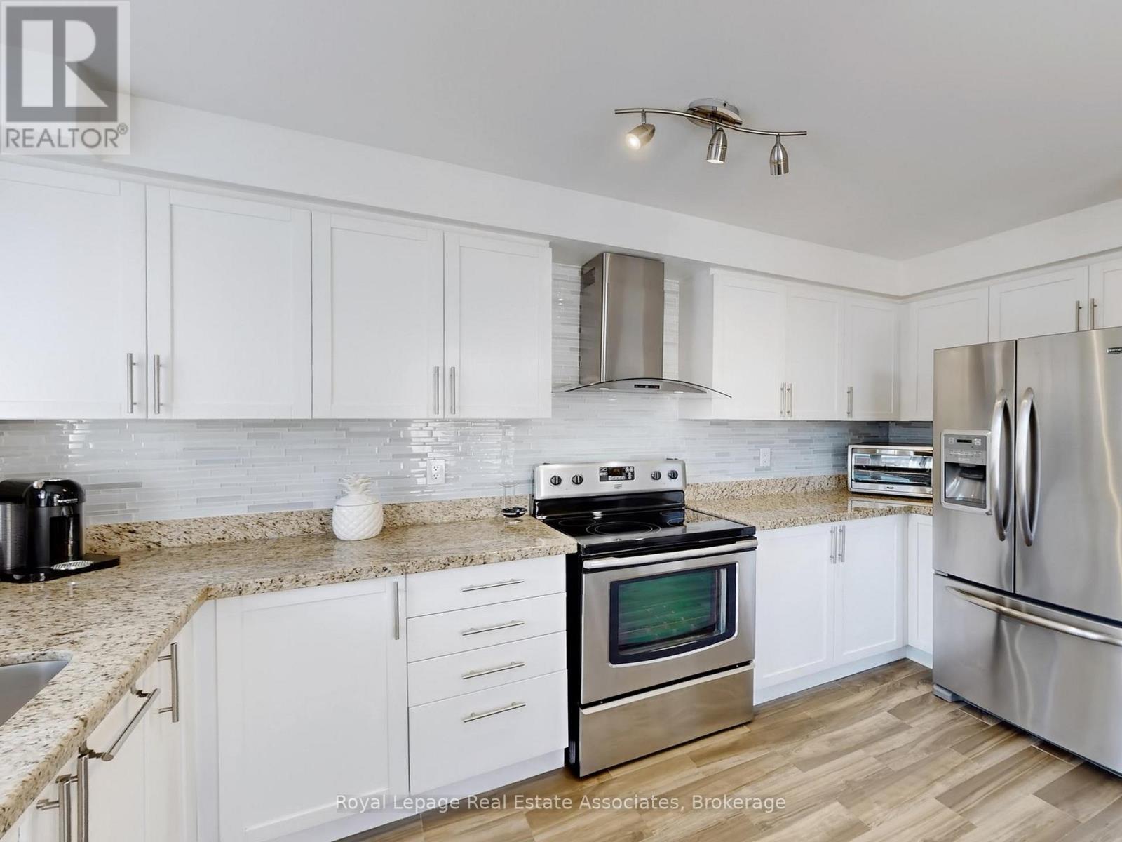 7114 Chatham Court, Mississauga, ON - Indoor Photo Showing Kitchen With Stainless Steel Kitchen With Upgraded Kitchen