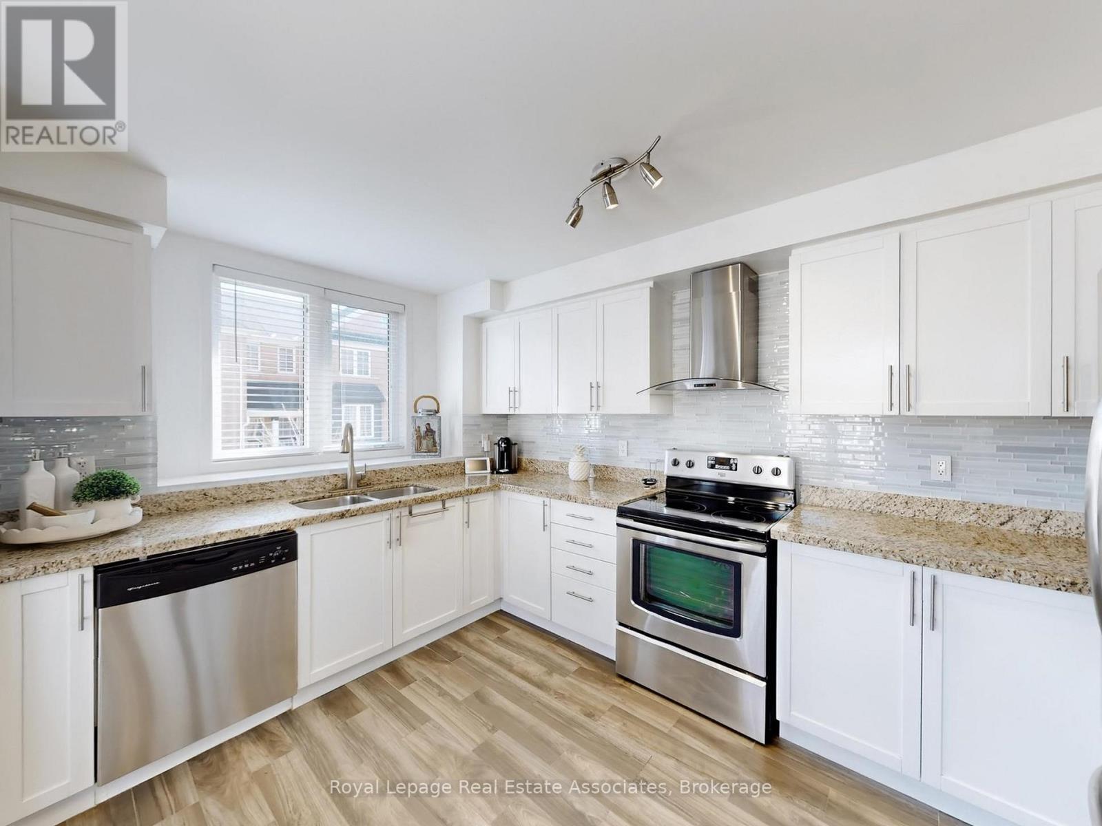 7114 Chatham Court, Mississauga, ON - Indoor Photo Showing Kitchen With Stainless Steel Kitchen With Double Sink With Upgraded Kitchen