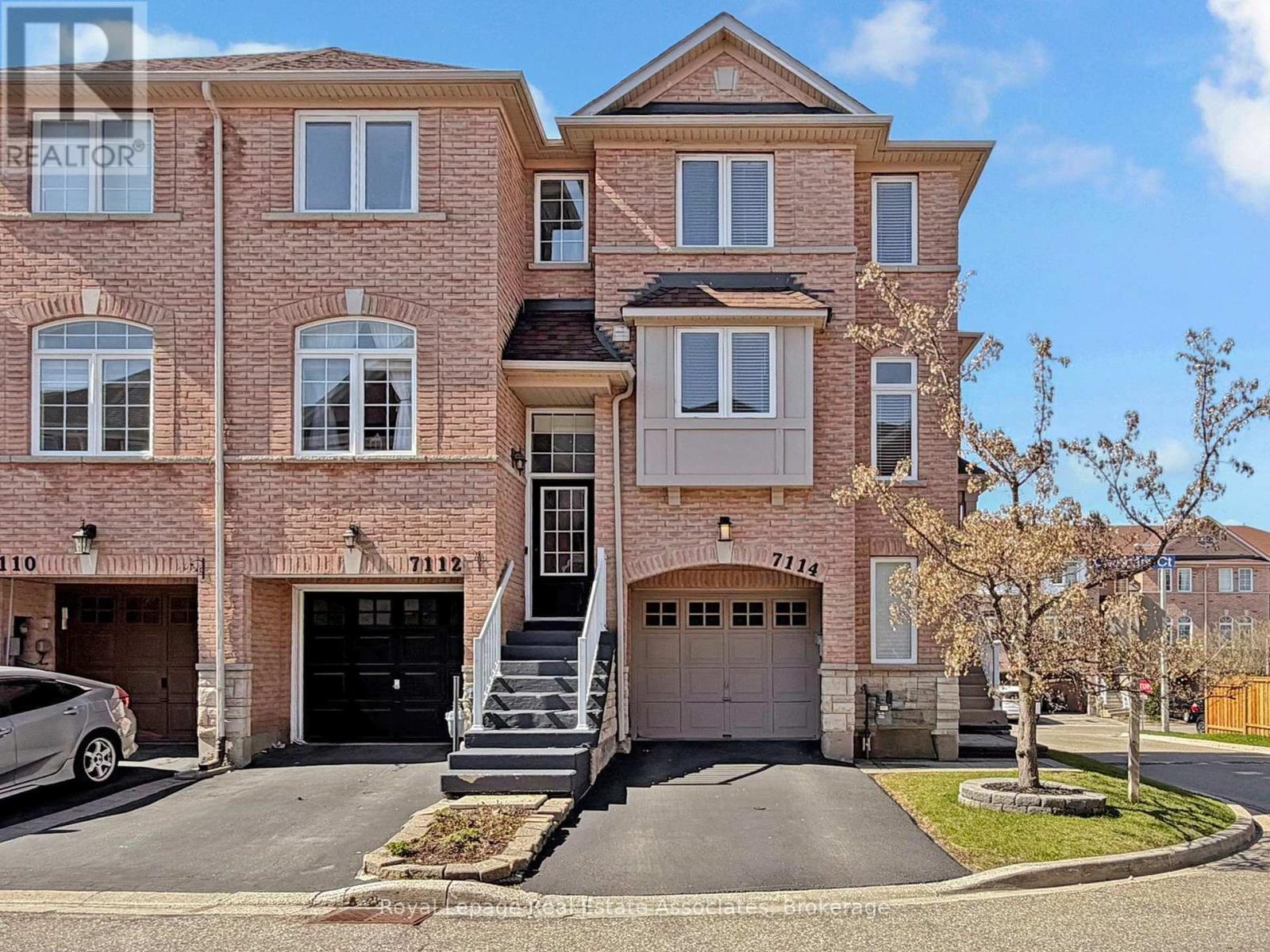 7114 Chatham Court, Mississauga, ON - Outdoor With Facade