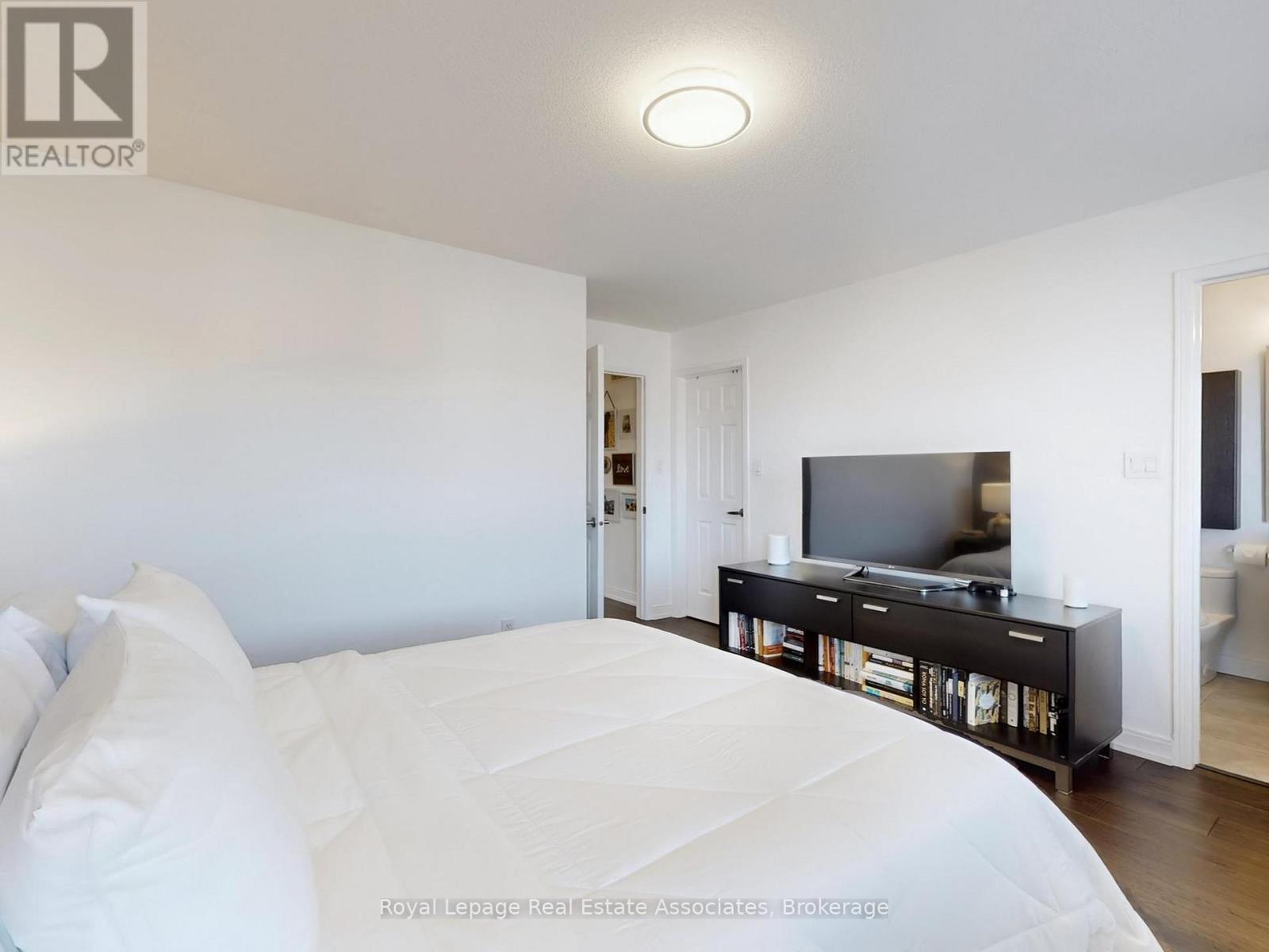7114 Chatham Court, Mississauga, ON - Indoor Photo Showing Bedroom