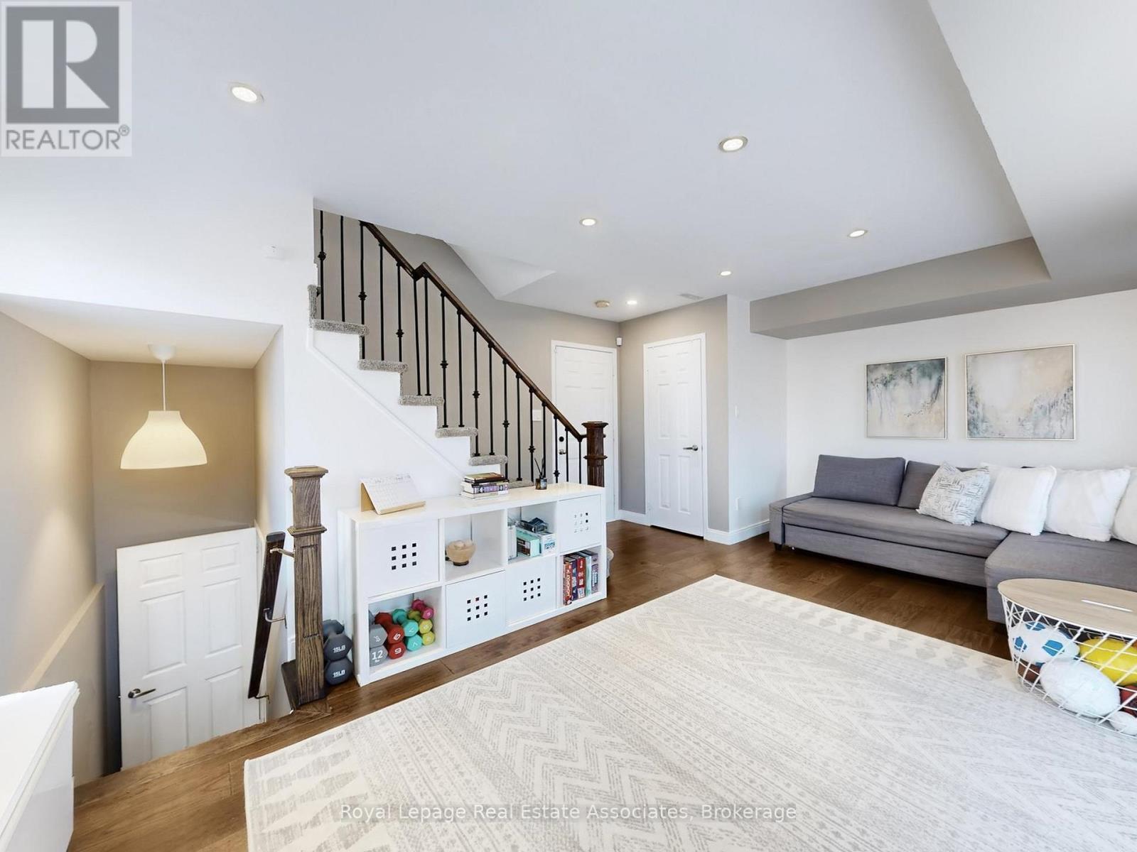 7114 Chatham Court, Mississauga, ON - Indoor Photo Showing Living Room