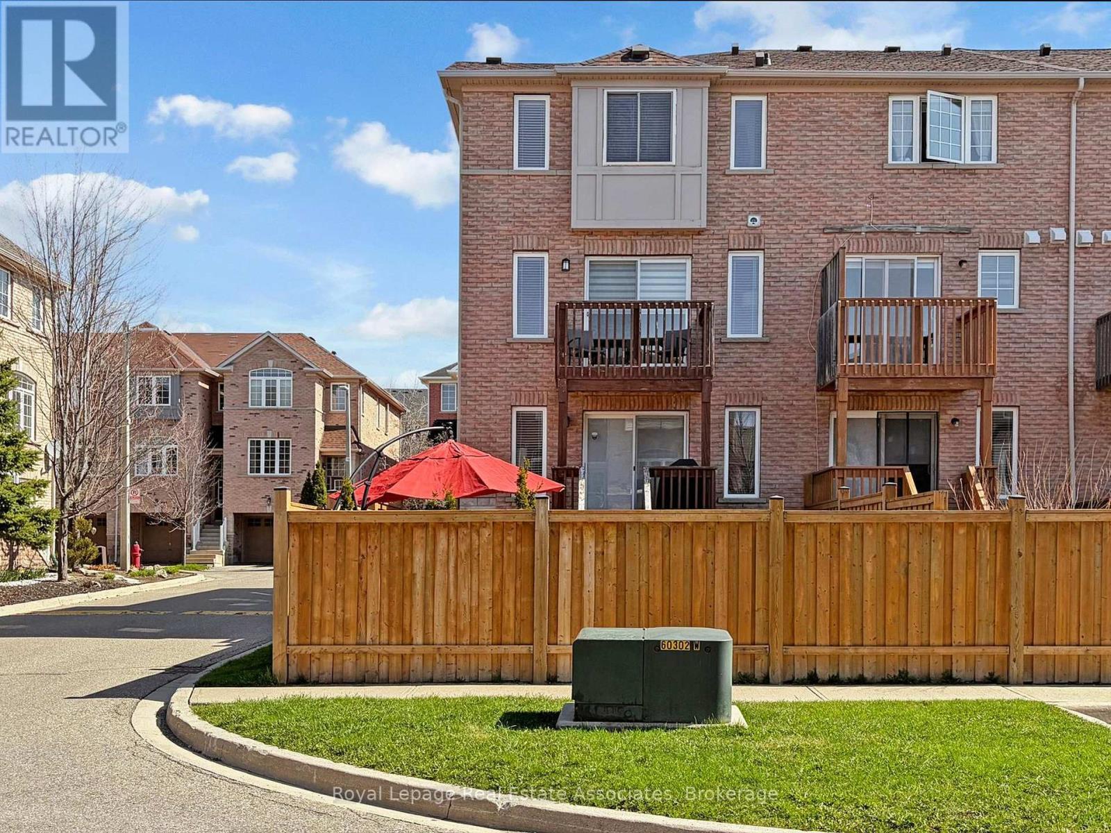7114 Chatham Court, Mississauga, ON - Outdoor