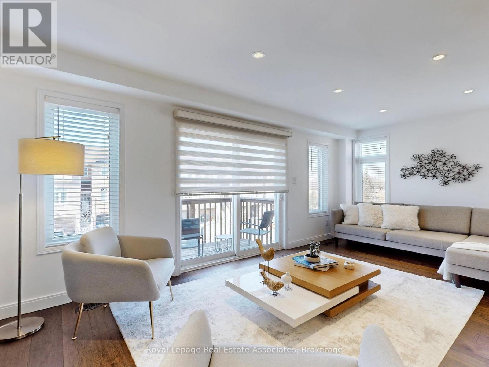 7114 Chatham Court, Mississauga, ON - Indoor Photo Showing Living Room
