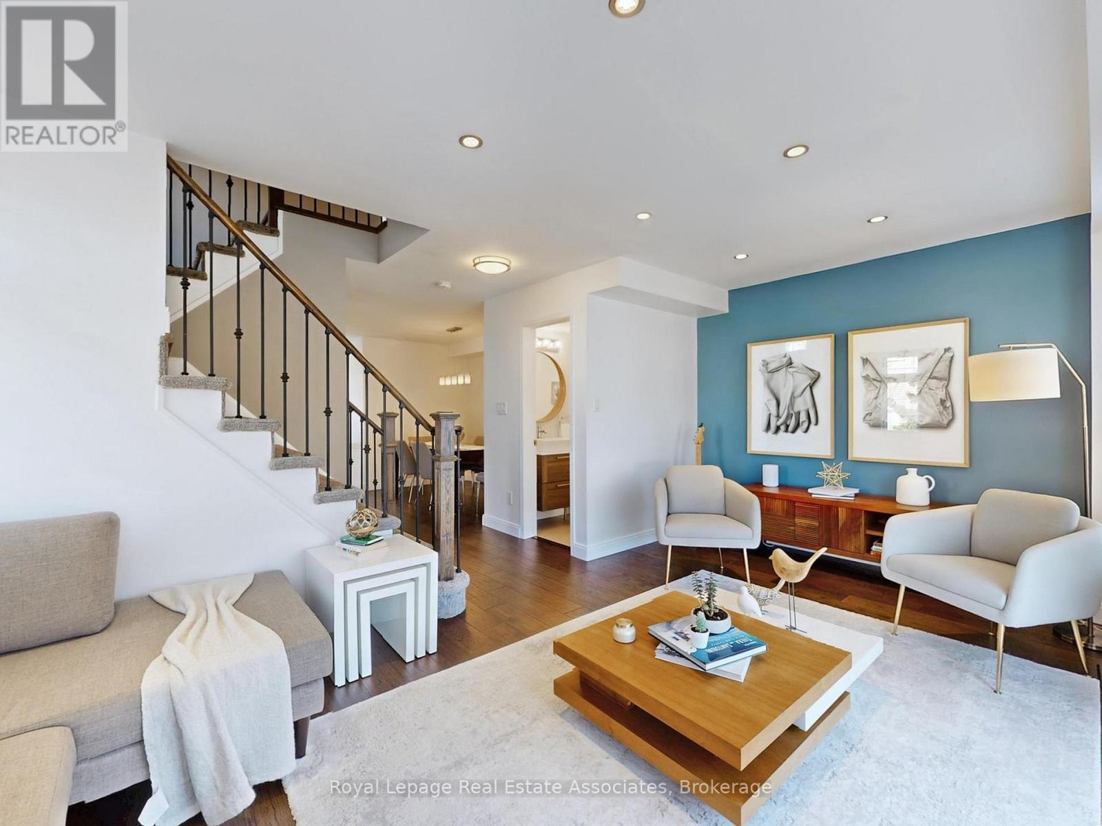 7114 Chatham Court, Mississauga, ON - Indoor Photo Showing Living Room