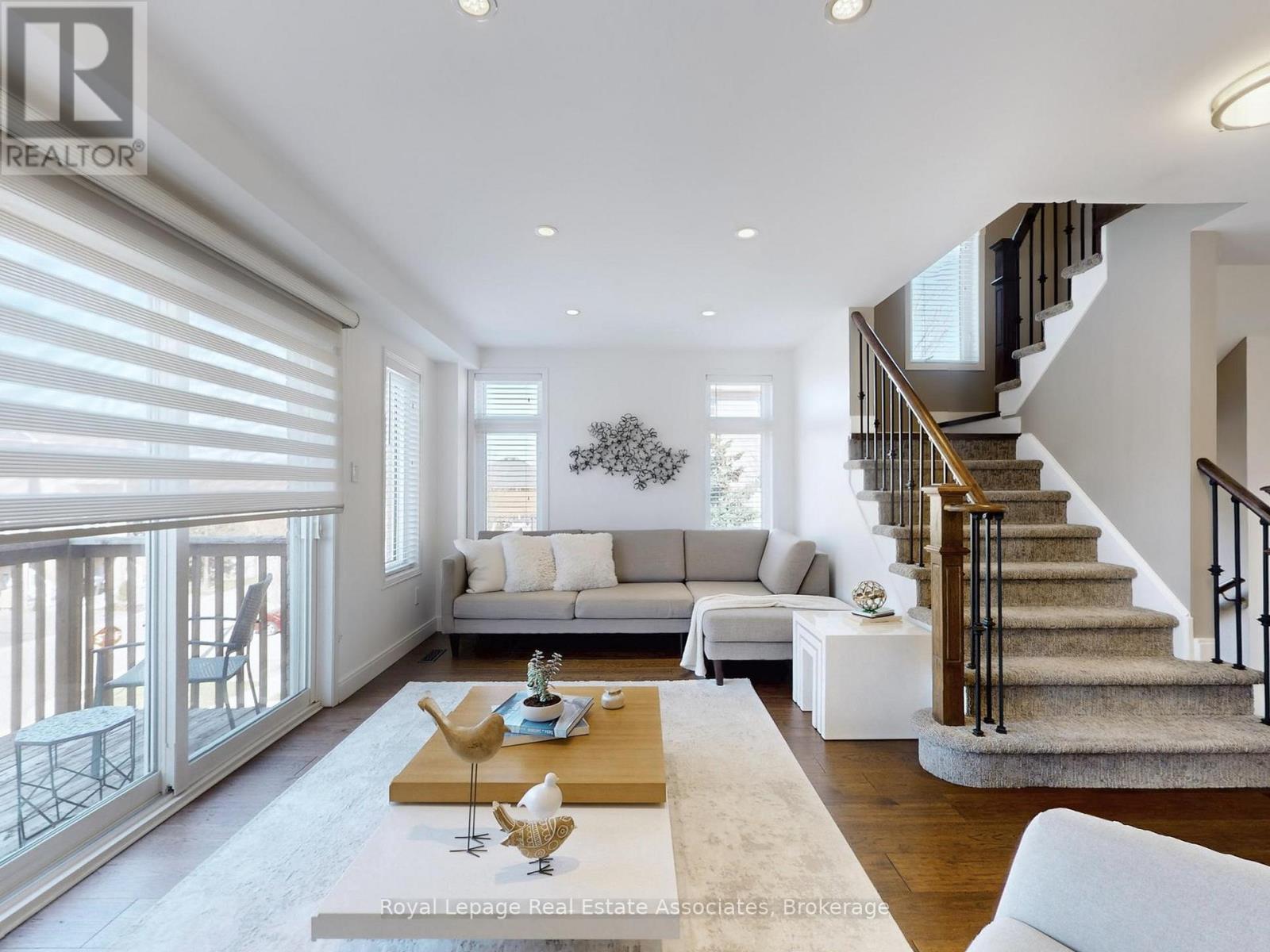7114 Chatham Court, Mississauga, ON - Indoor Photo Showing Living Room