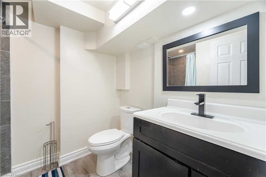 297 Mohawk Road W, Hamilton, ON - Indoor Photo Showing Bathroom