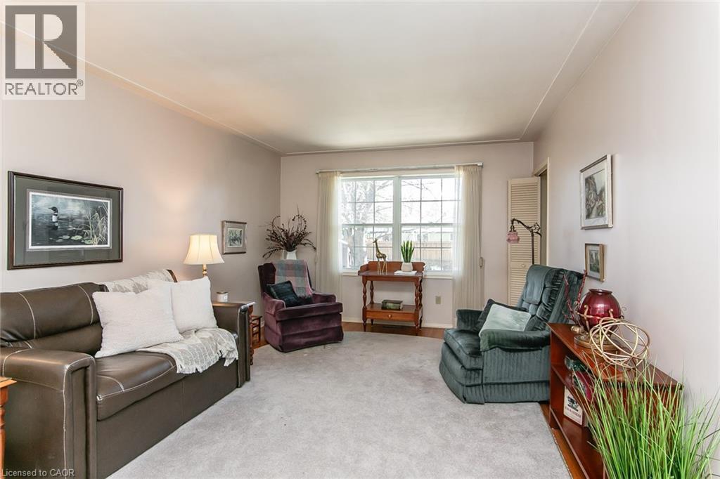 70 Inwood Crescent, Kitchener, ON - Indoor Photo Showing Living Room