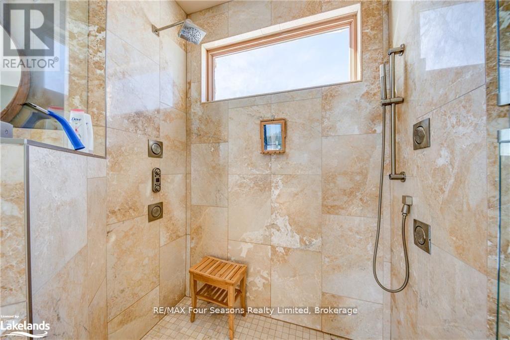 12 Windrose Valley Boulevard, Clearview, ON - Indoor Photo Showing Bathroom