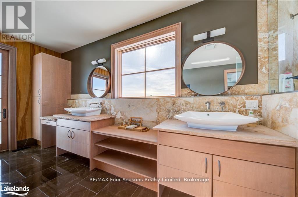 12 Windrose Valley Boulevard, Clearview, ON - Indoor Photo Showing Bathroom