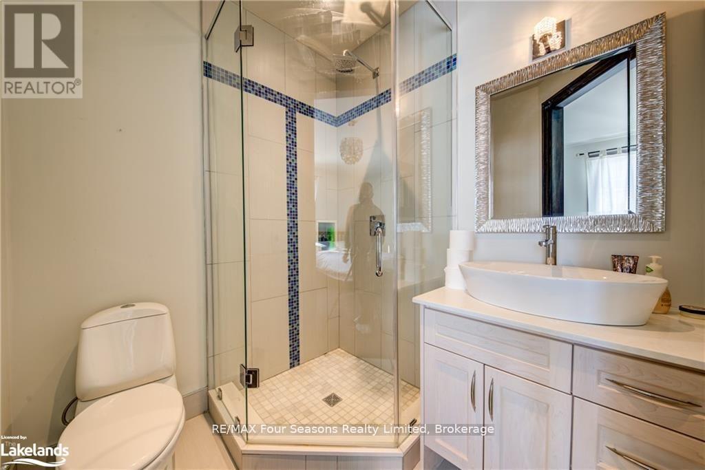 12 Windrose Valley Boulevard, Clearview, ON - Indoor Photo Showing Bathroom