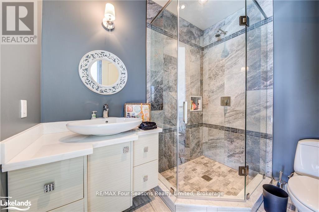 12 Windrose Valley Boulevard, Clearview, ON - Indoor Photo Showing Bathroom