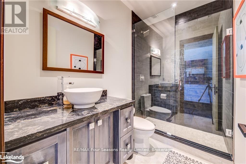 12 Windrose Valley Boulevard, Clearview, ON - Indoor Photo Showing Bathroom