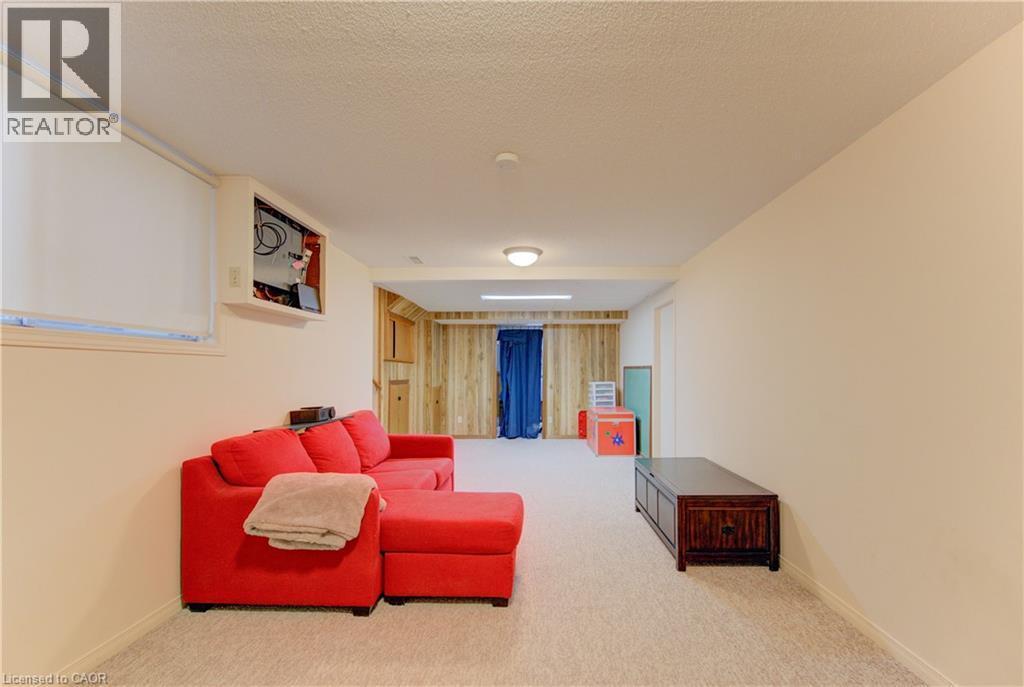 Finished room featuring neutral carpeting and light-toned walls - 98 Shea Crescent, Kitchener, ON - Indoor